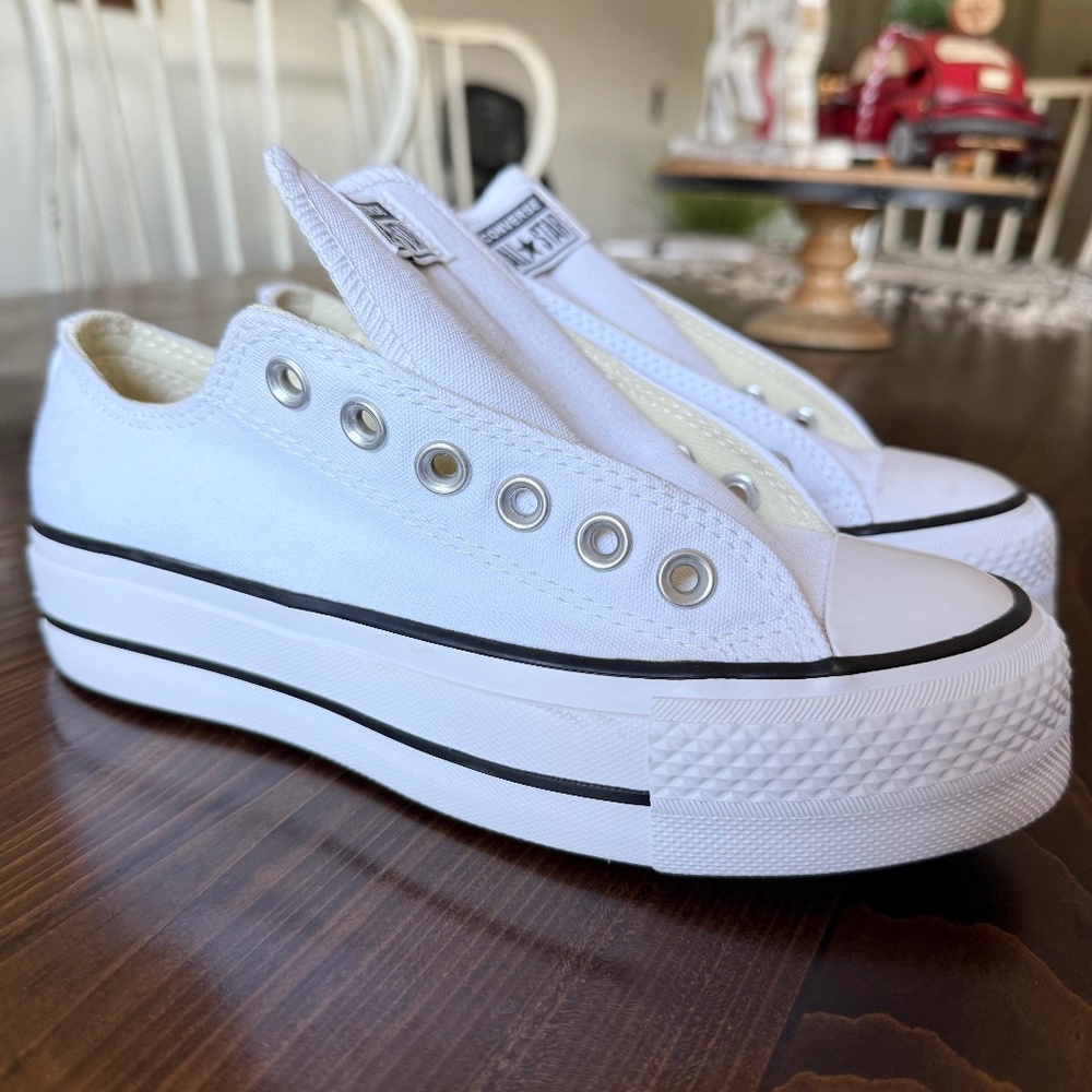 Women’s Converse Size 5 • Low top platform • All Star •White